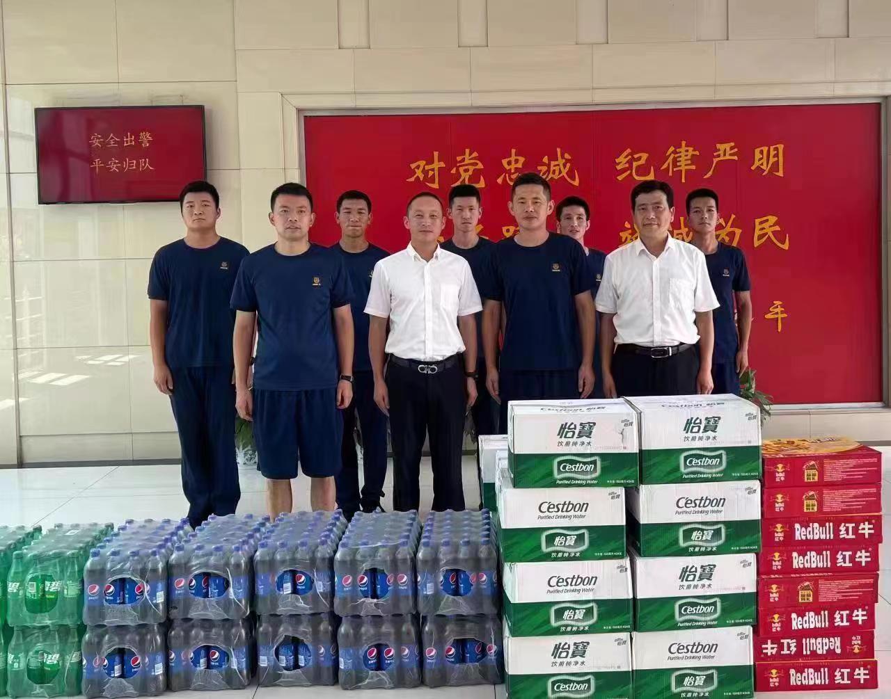 2022年7月，兴华港口党支部组织开展慰问滨江消防救援站官兵活动